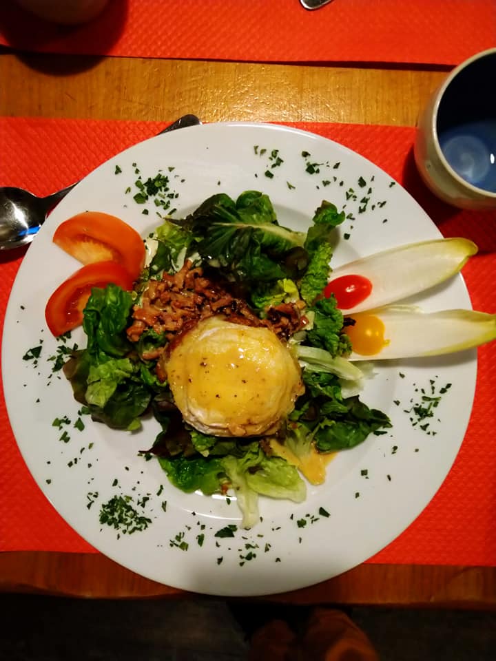 Salade au chèvre chaud et lardons